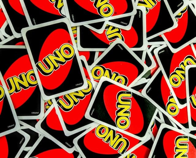 UNO Regler – Så Spelar Du Rätt (med Officiella Regler)